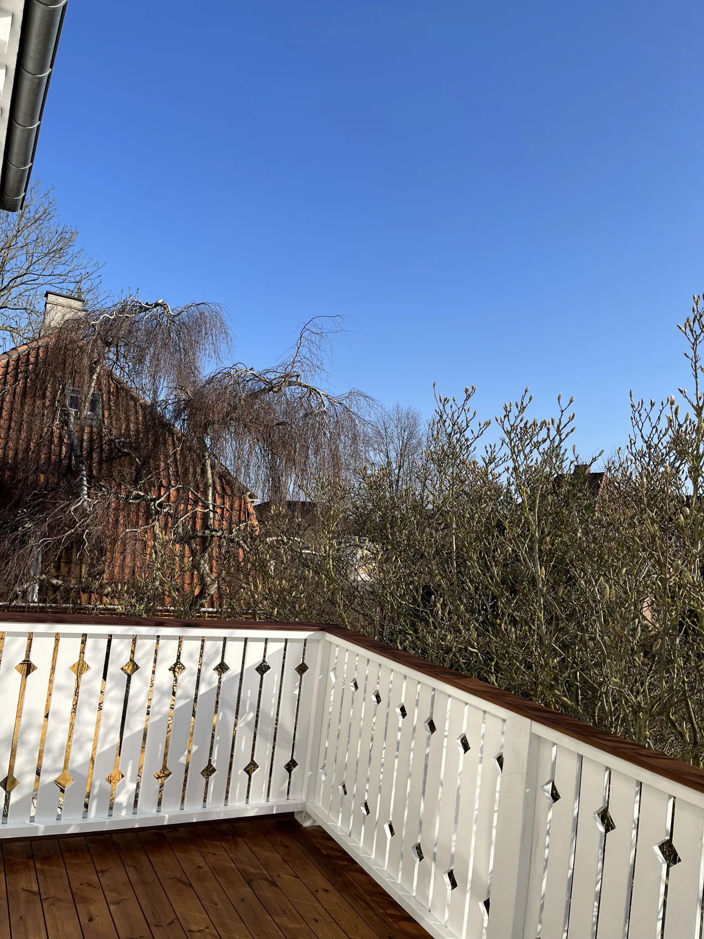 Hvidt gelænder med diamantmønster på træterrasse – Nikolaj Høyer tømrer