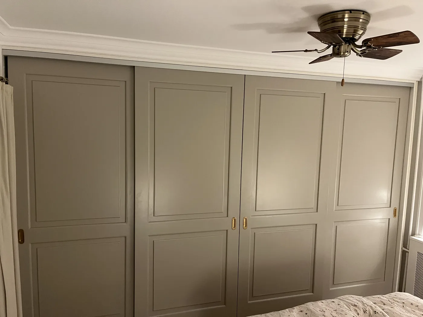 Skræddersyet indbygget garderobe med fyldingslåger – indvendigt tømrerarbejde af Nikolaj Høyer